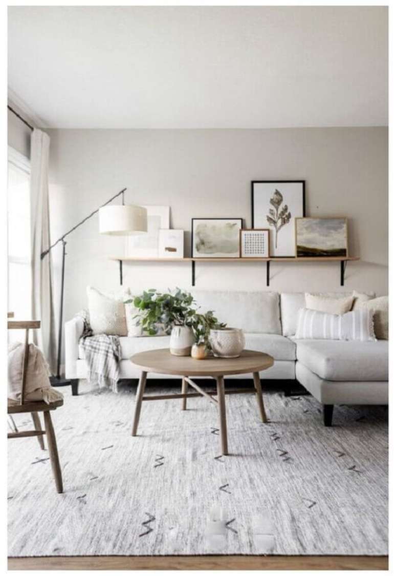 13. Sof&aacute; com chaise para decora&ccedil;&atilde;o de sala com mesa de centro redonda retr&ocirc; de madeira &ndash; Foto: Home Fashion Trend