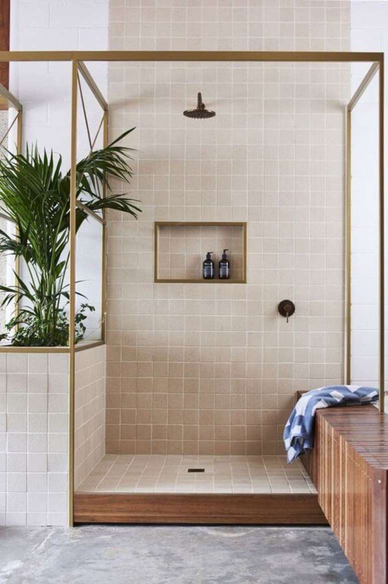 47. Banheiro com revestimento bege na sala de estar – Foto Casa Vogue