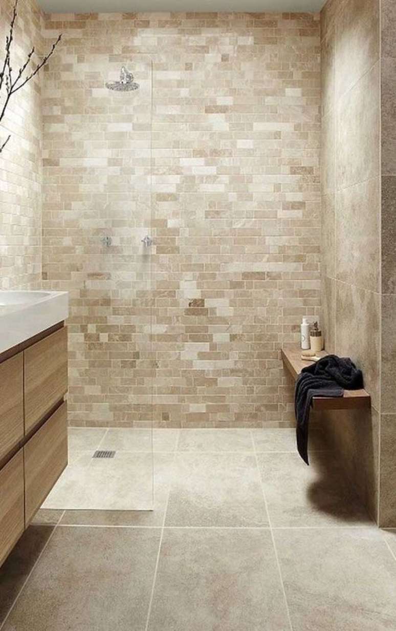 19. Revestimento bege para banheiro moderno – Foto Pinterest