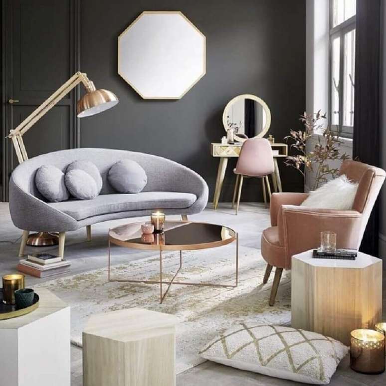 9. Sala cinza decorada com mesa de centro redonda espelhada e poltrona rosa &ndash; Foto: Andreas M&oacute;veis
