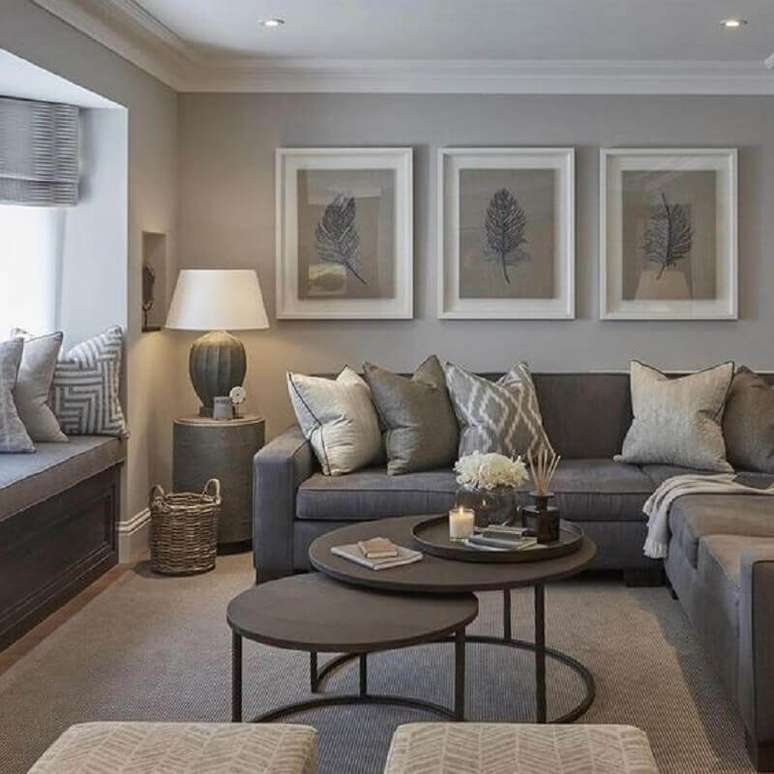 11. Decoração de sala cinza com sofá de canto e mesa de centro redonda preta – Foto: Contemporary Home Designs