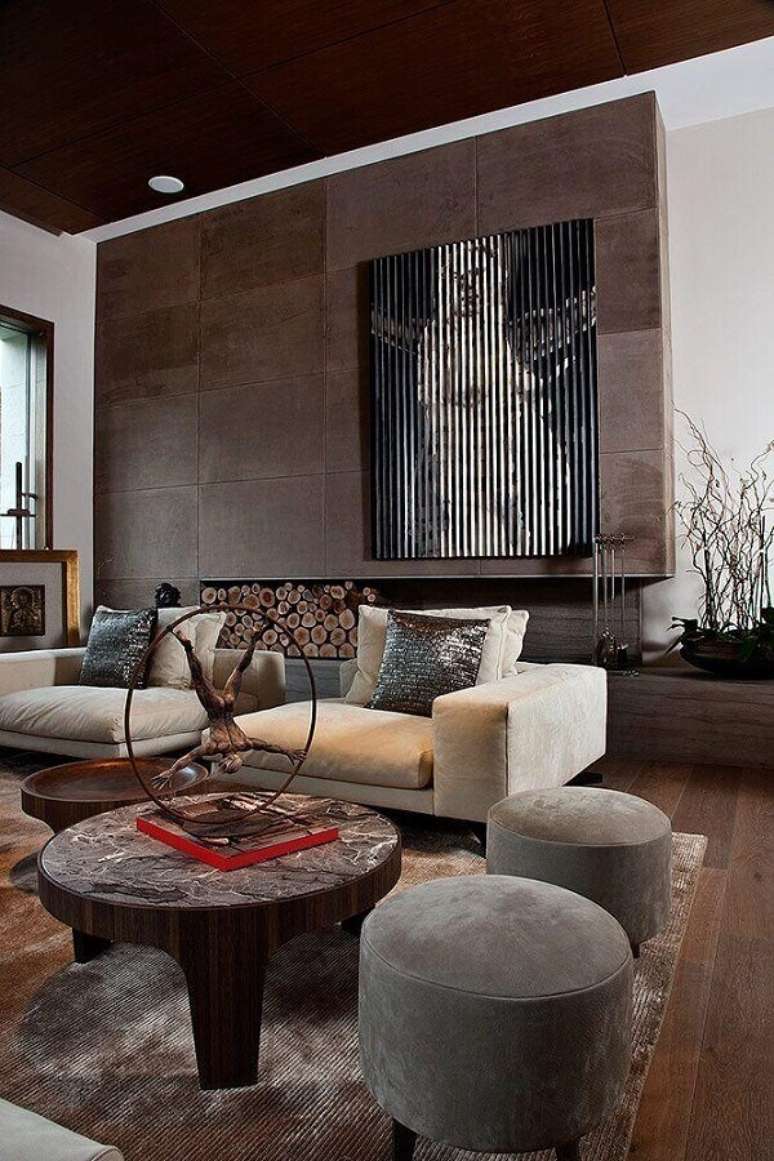 58. Mesa de centro redonda rústica para decoração de sala de estar moderna com puff cinza – Foto: Futurist Architecture