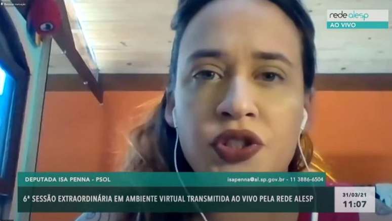 Isa Penna, durante sess&atilde;o extraordin&aacute;ria: '&Eacute; uma fresta que se abre na hist&oacute;ria pol&iacute;tica brasileira e contra a viol&ecirc;ncia de g&ecirc;nero'.&nbsp;