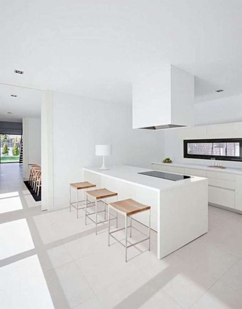 8. Decora&ccedil;&atilde;o de cozinha minimalista branca com banquetas de madeira &ndash; Foto: ArqDrops