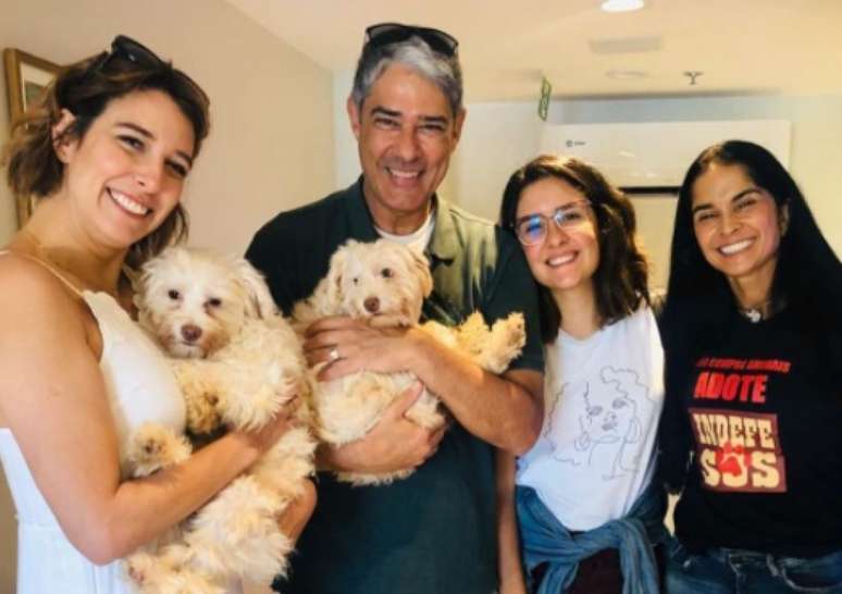 O casal com Laura, filha de Bonner e Fátima Bernardes, e Rosana Guerra, fundadora da ONG Os Indefesos, onde os cães foram adotados