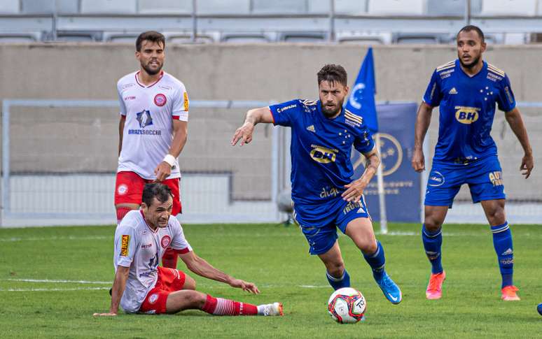 Fábio pega pênalti, salva o Cruzeiro, que só empata com o Tombense