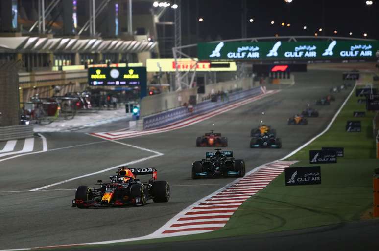 Max Verstappen anotou a pole no Bahrein, mas acabou derrotado por Lewis Hamilton e terminou a prova na segunda posição 