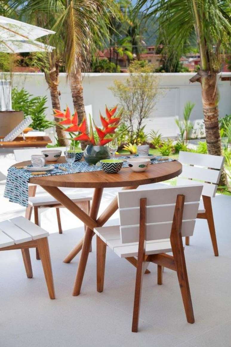 5. Cadeira para área externa branca com mesa de madeira – Foto Casa Vogue