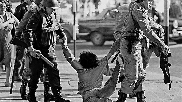 Os militares perseguiam com brutalidade os opositores, no que chamavam de 'guerra contra a subvers&atilde;o'