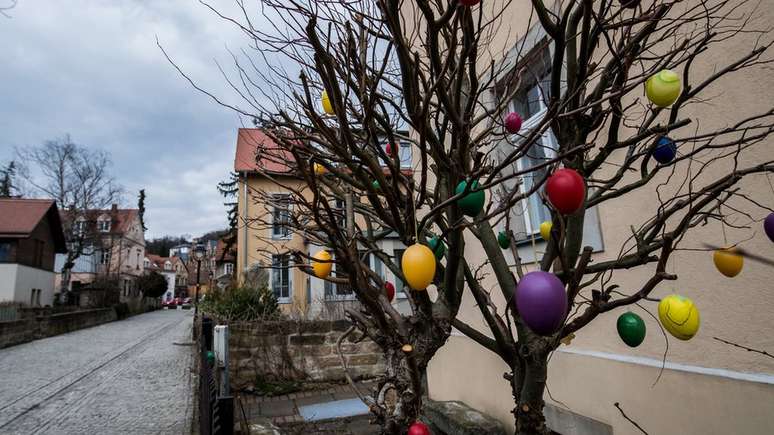 Na Alemanha, os ovos são pendurados nos galhos das árvores, como se fossem bolas de Natal