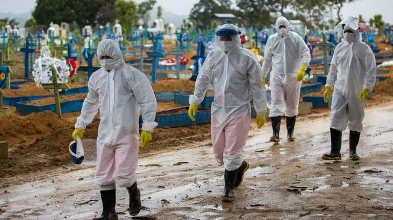 Equipe trabalha em cemitério de Manaus em fevereiro de 2021