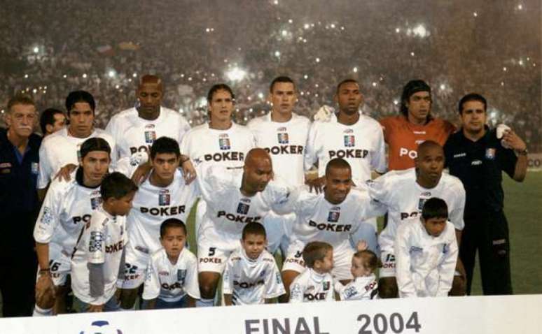 Equipe do Once Caldas foi campeão da Libertadores da América em 2004, Viáfara fez o único gol do time na final contra o Boca Juniors, ele está imediatamente a esquerda do goleiro (AFP)
