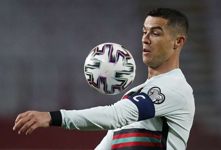 Cristiano Ronaldo arremessou faixa de capitão após irritação com arbitragem 