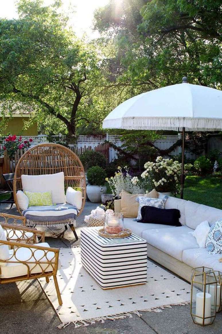 16. Cadeira para área externa com jardim e sofá – Foto Home Bunch