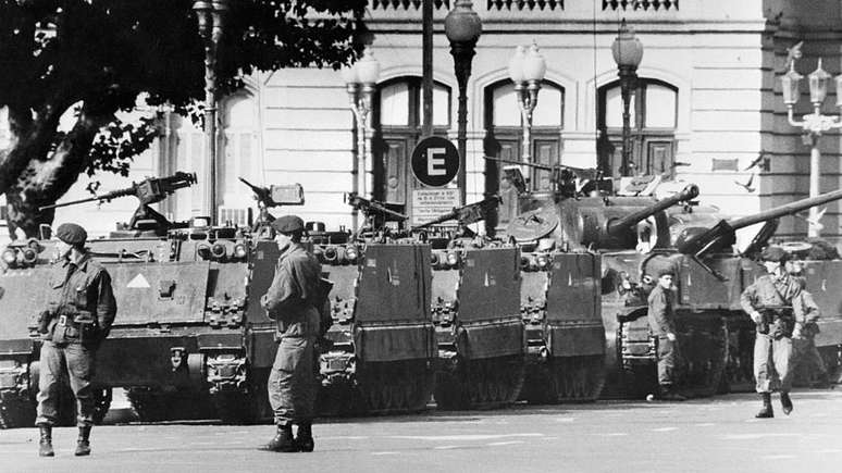 Tanques e soldados do lado de fora do pal&aacute;cio presidencial, em Buenos Aires, em 24 de mar&ccedil;o de 1974, quando golpe militar tirou Isabel Per&oacute;n da Presid&ecirc;ncia
