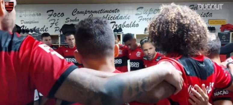 Diego fala com o elenco no vestiário, antes de Flamengo 3x0 Bangu (Foto: Reprodução / FlaTV / Dugout)