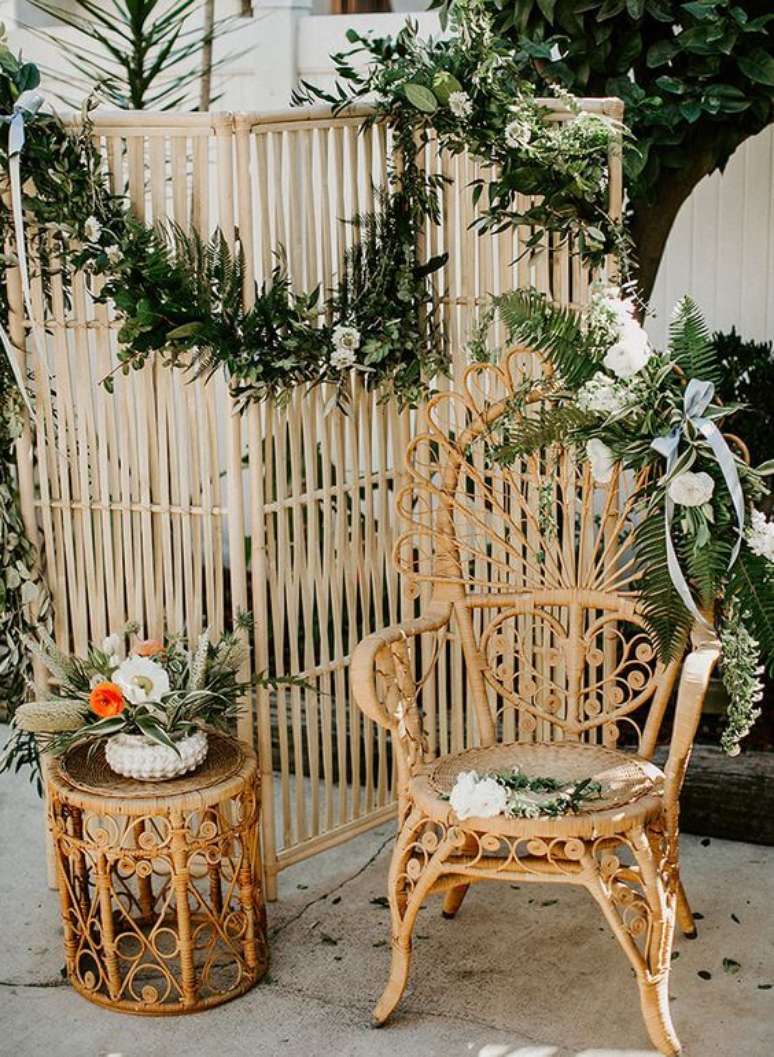 39. Jardim decorado com cadeira para área externa e móveis de vime – Foto Inspired By This