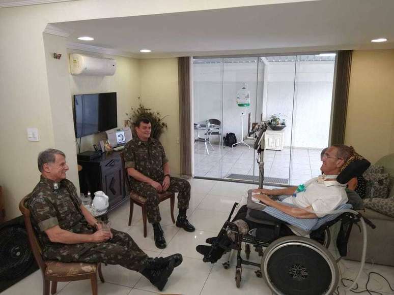 Os generais Edson Pujol, Paulo Sérgio Nogueira e Eduardo Villas Bôas, em foto publicada pelo Exército