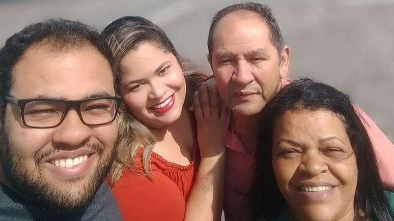 Igor, sua irm&atilde;, Korine, seu pai, Valdir, e sua m&atilde;e, Gilda, dormiam no mesmo quarto em uma casa no M'Boi Mirim