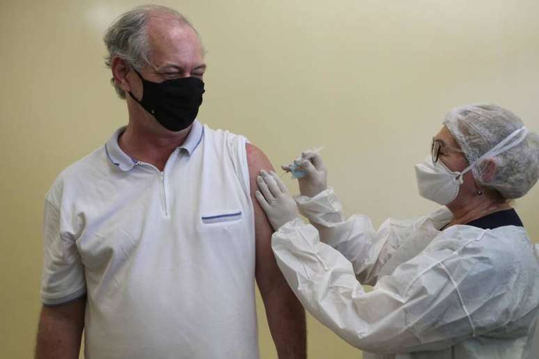 Ciro Gomes toma 1ª dose de vacina contra covid-19 neste sábado, em Fortaleza