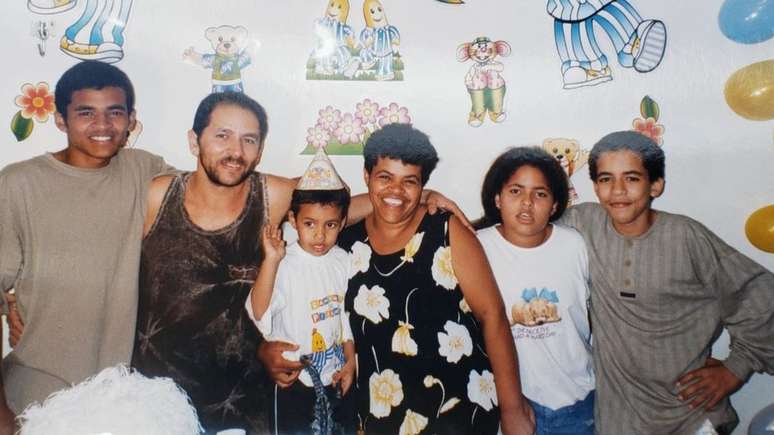 O irm&atilde;o, Thiago, o pai, Valdir, Igor, a m&atilde;e, Gilda, a irm&atilde;, Korine, e o irm&atilde;o, Helder