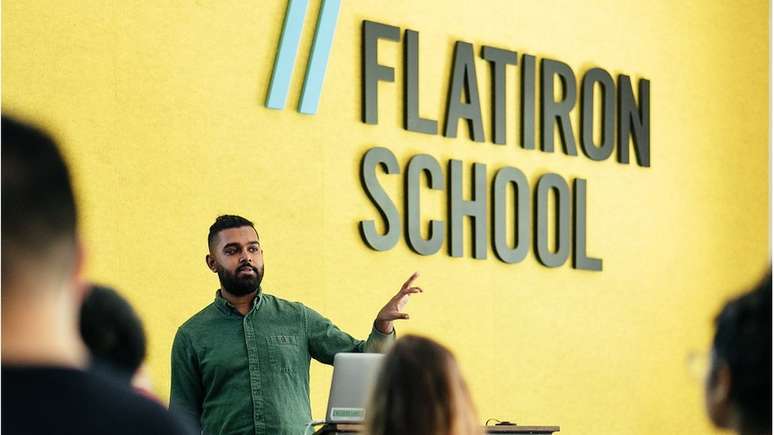 Em cursos presenciais, habilidades além de programação e ciência da computação são aprendidas