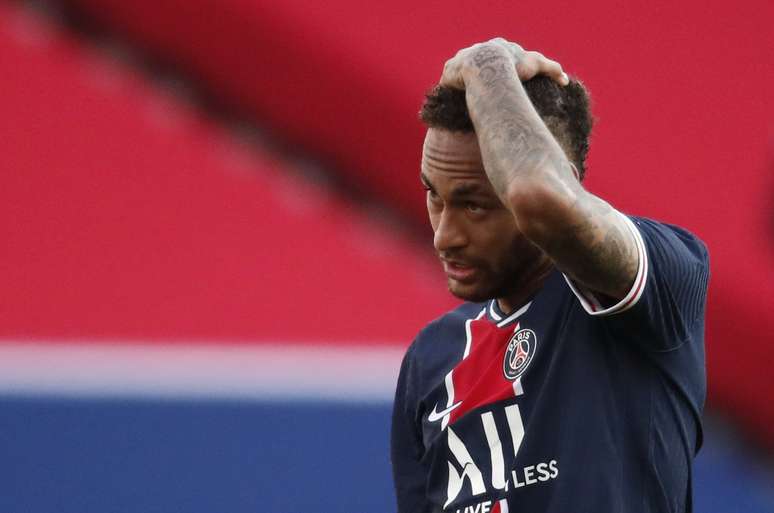 Neymar foi expulso em primeiro jogo depois de um mês 