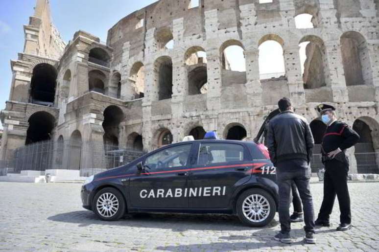 Patrulha policial em frente ao Coliseu de Roma, capital da Itália, em dia de lockdown nacional