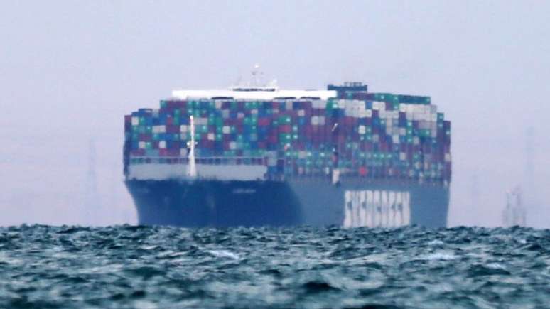 Bloqueio do canal de Suez por cargueiro afetou comércio marítimo global