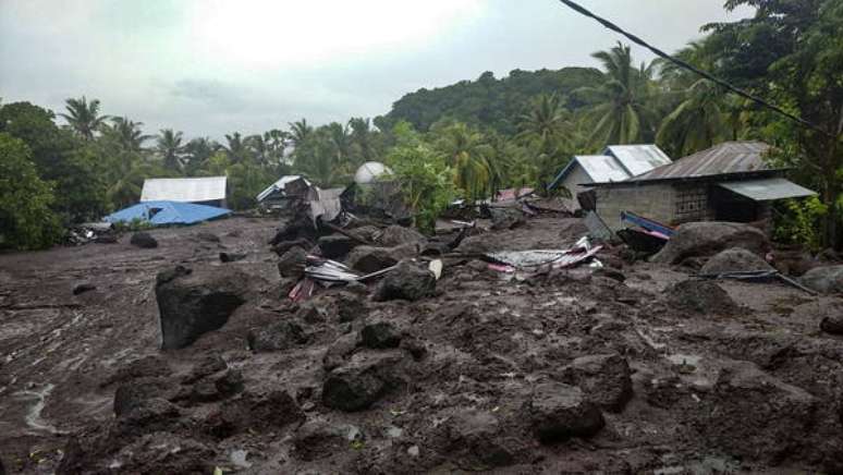 Destruição provocada por inundações na ilha de Flores, na Indonésia