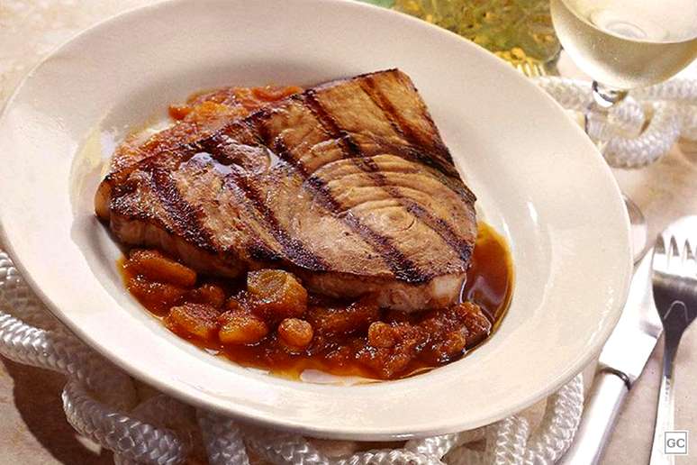 Atum grelhado com molho de papaia