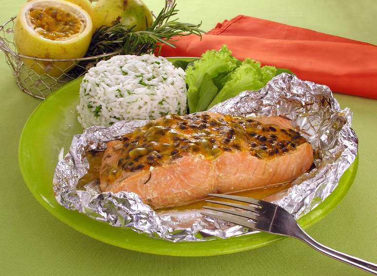 Papillote de salmão com alecrim e maracujá