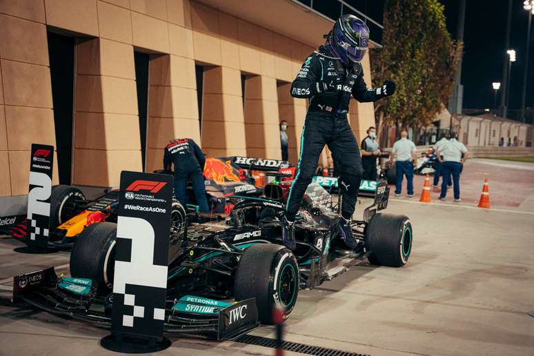 Lewis Hamilton festeja vitória incrível no Bahrein 