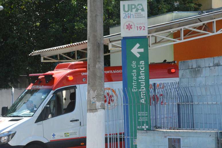 Movimentação de pessoas, pacientes e ambulâncias na UPA Jardim Paulista em Guarulhos (SP)