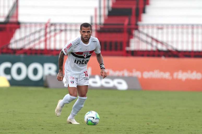 Daniel Alves comentou sobre os estilos de jogo de Crespo e Diniz (Foto: Rubens Chiri / saopaulofc.net)