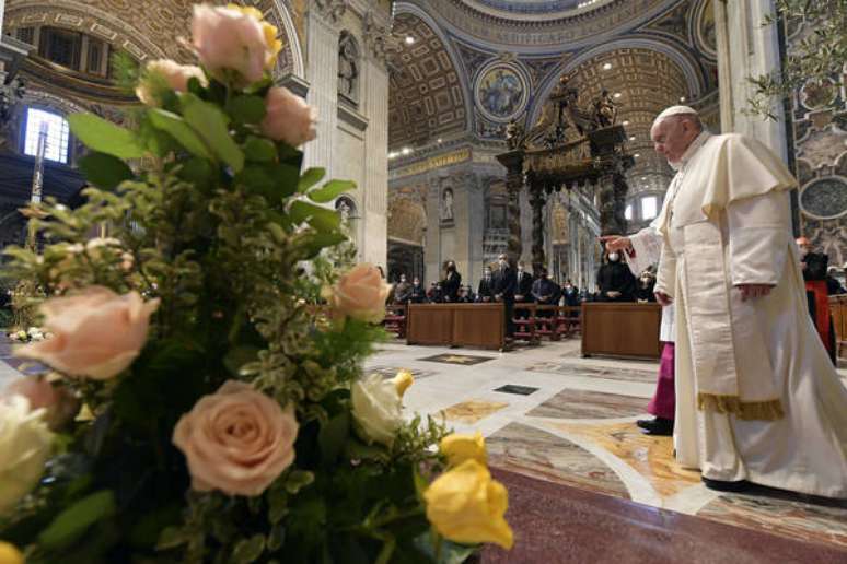 Papa Francisco celebra missa de Páscoa na Basílica de São Pedro, no Vaticano