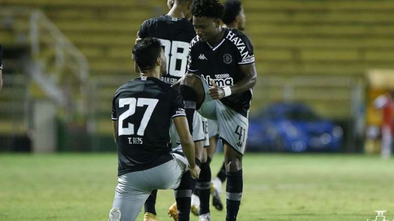 Tiago Reis recebeu de Cayo Tenório a assistência para um dos três gols que marcou (Rafael Ribeiro/Vasco)