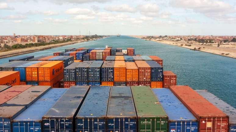 Canal de Suez, no Egito, liga o Mediterr&acirc;neo ao Mar Vermelho