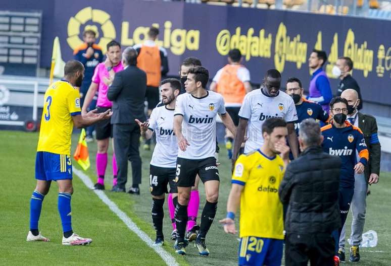 Diakhaby e os jogadores do Valencia deixando o gramado após a acusação de racismo (Foto: Divulgação/Valencia)