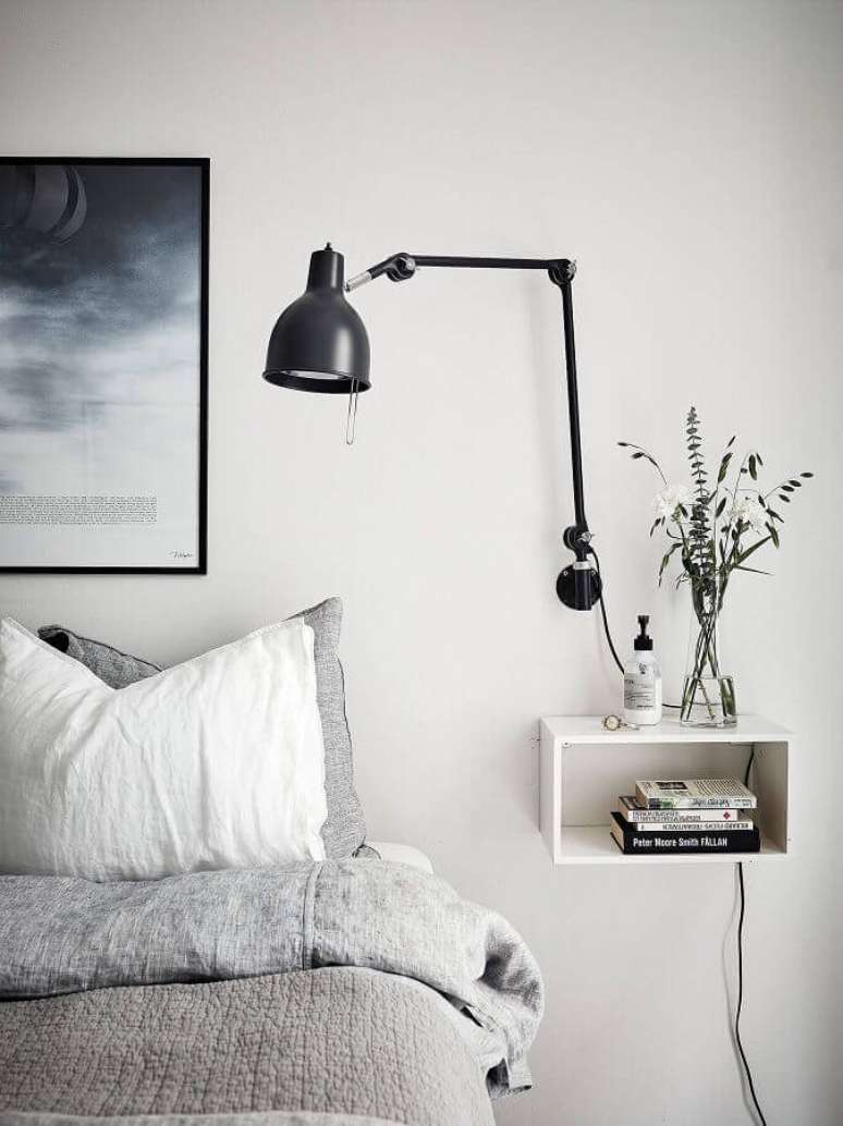 61. Quarto minimalista decorado com luminária articulada de parede – Foto: Decorola