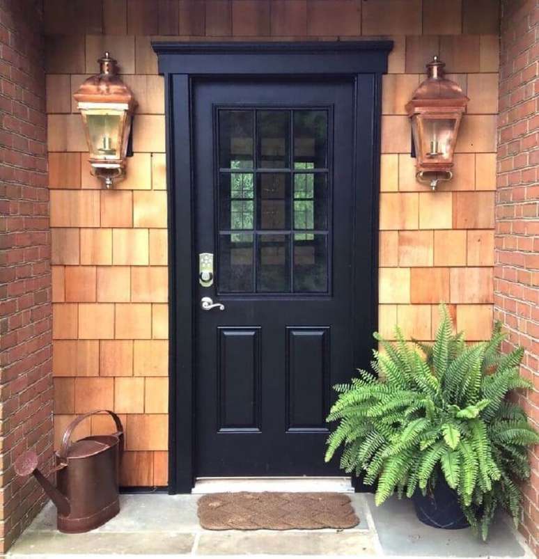 4. Fachada decorada com lumin&aacute;ria r&uacute;stica de parede &ndash; Foto: Pinterest