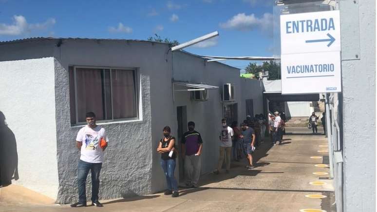 Fila de pessoas à espera de imunização contra a covid-19 em uma unidade de saúde em Rivera, no Uruguai
