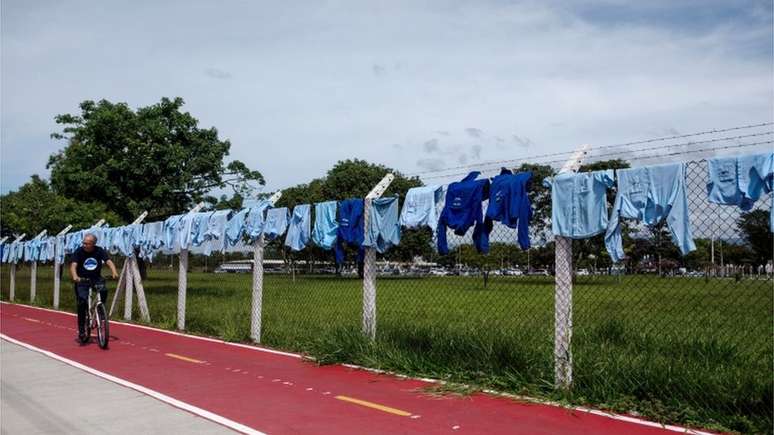 Protesto de trabalhadores do setor em Taubaté; falta de chips eletrônicos e queda de demanda deixam mais de 60 mil operários em casa