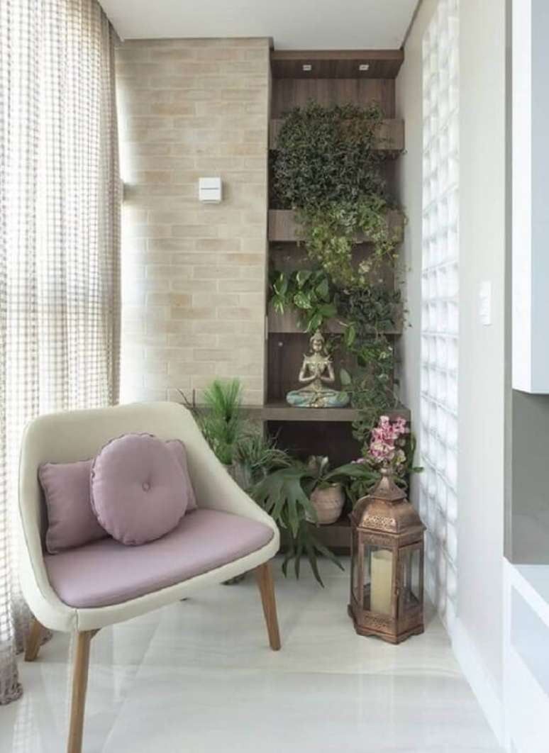 20. Poltrona pé palito para varanda planejada com jardim vertical. Fonte: Pinterest