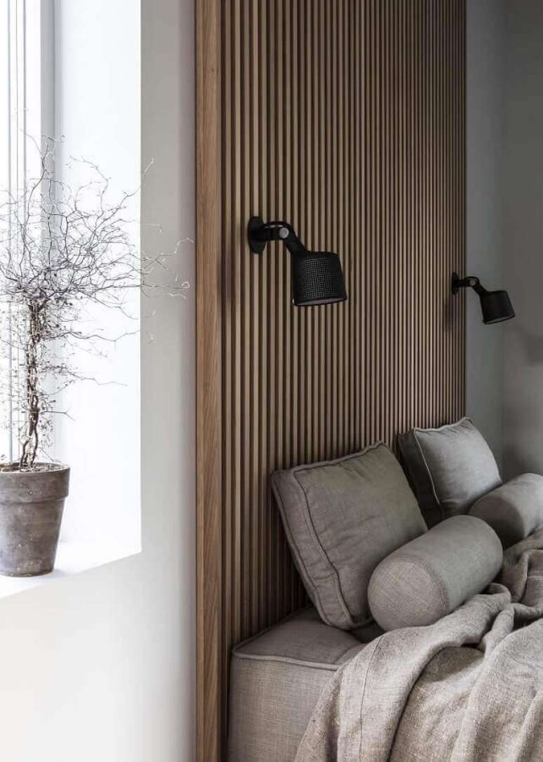 49. Luminária de parede para quarto planejado com parede de madeira – Foto: Coco Lapine Design