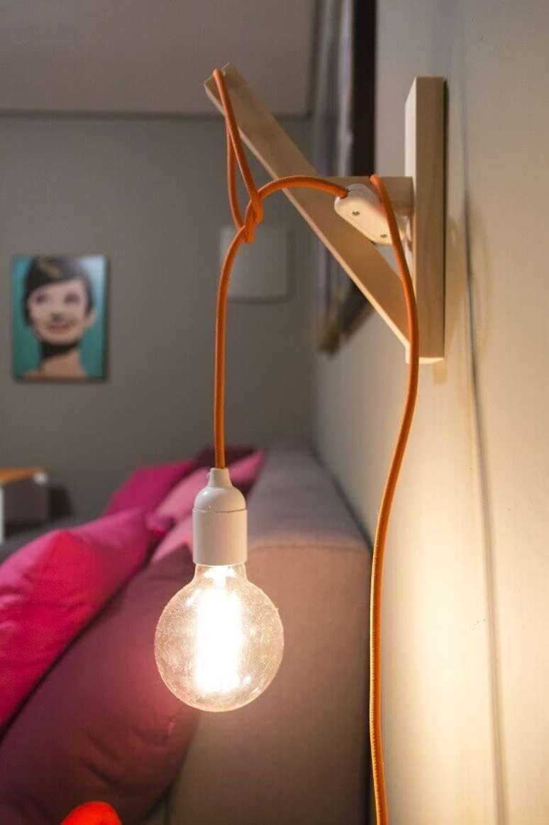 58. Modelo simples de luminária de parede quarto – Foto: Simplichique