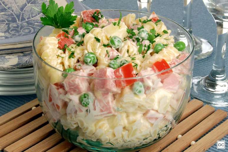 Salada de macarrão com frios