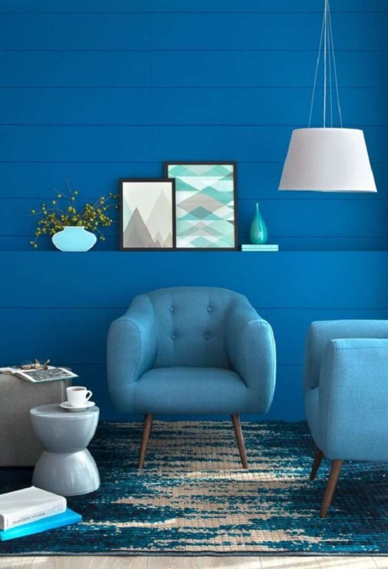 28. Mergulhe nessa decoração azul de sala com poltrona pé palito. Fonte: Mobly