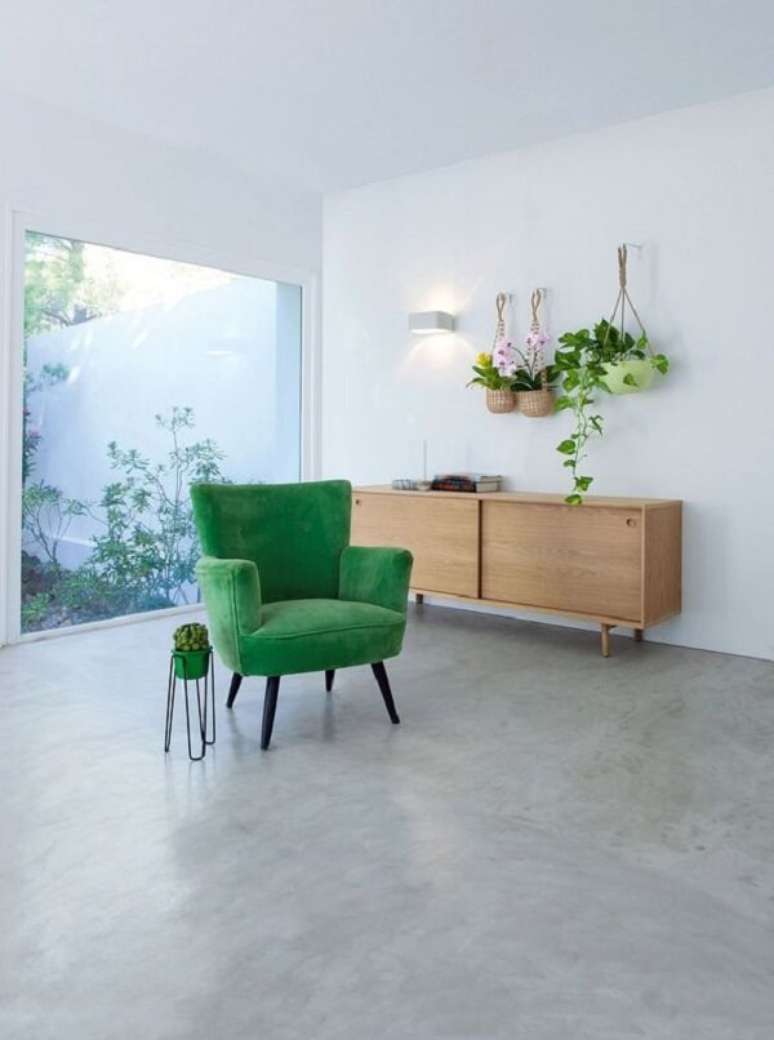 14. Sala de estar minimalista com poltrona pé palito verde. Fonte: Cote Maison