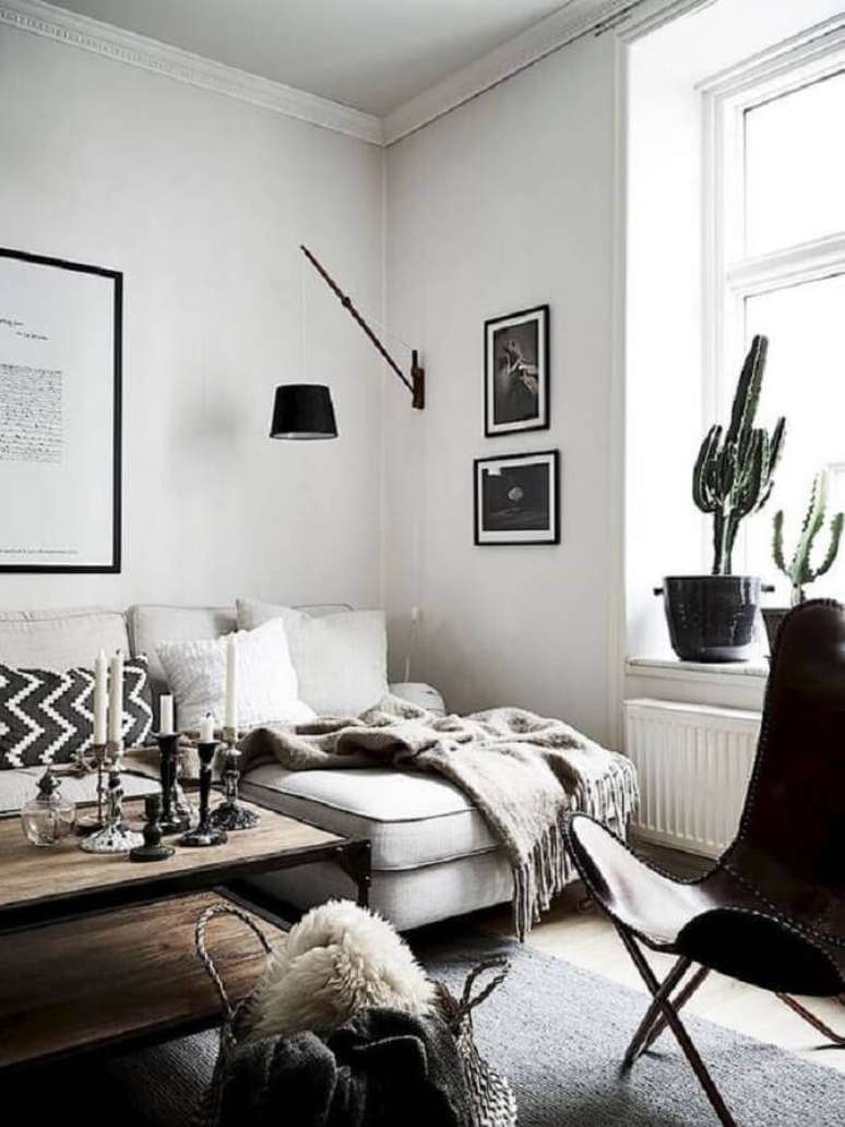 56. Lumin&aacute;ria decorativa de parede para sala clean decorada com confort&aacute;vel sof&aacute; com chaise &ndash; Foto: Editions de l&rsquo;Arkhan